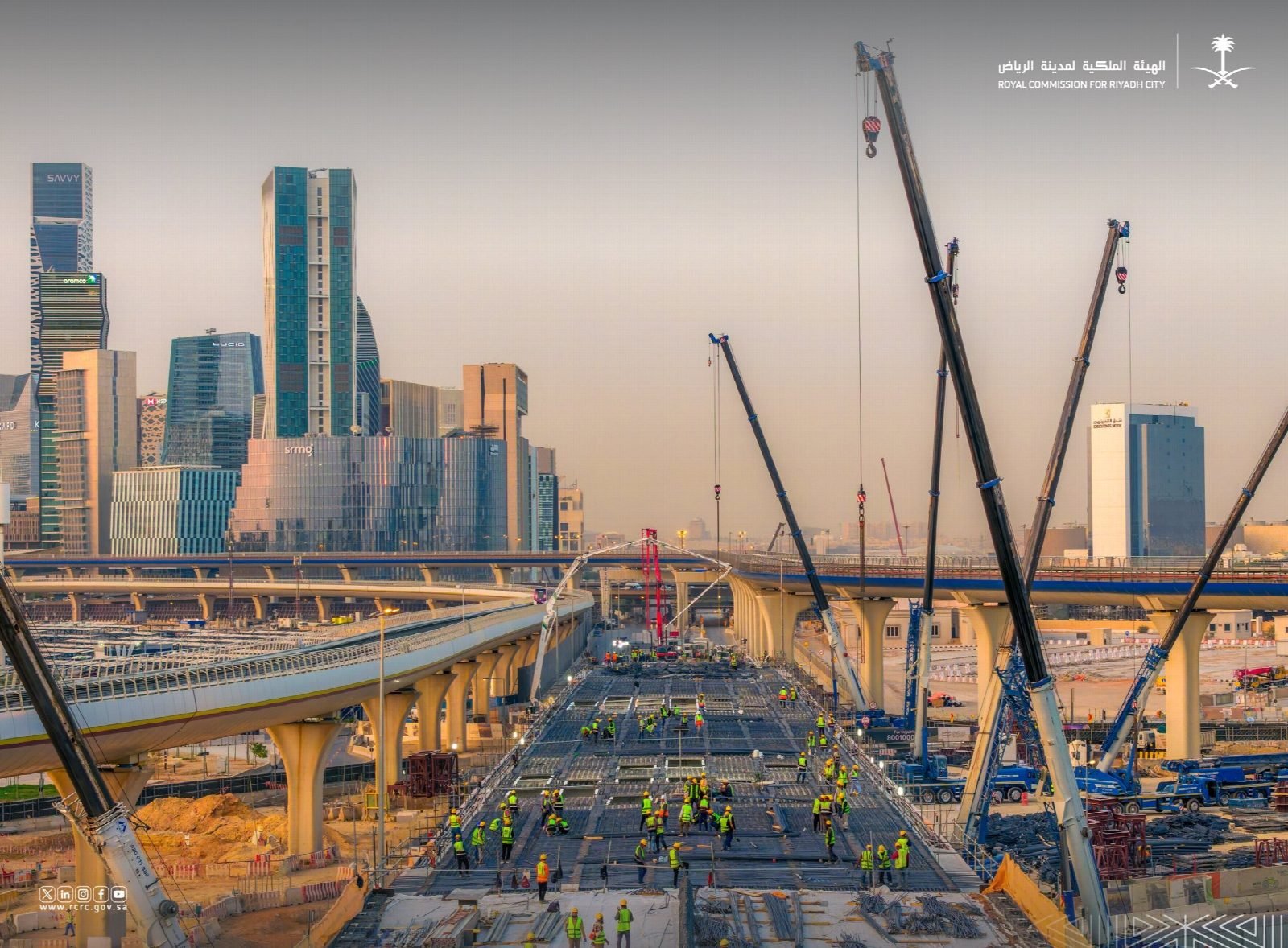 أعمال الجسر وأفق الرياض في الخلفية.