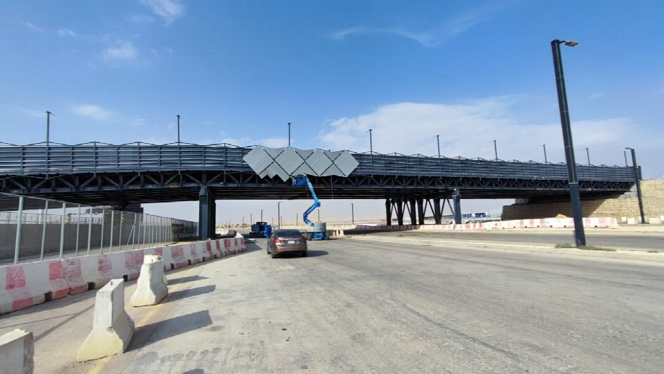 جسر الفعاليات فوق الطريق بعد التركيب.